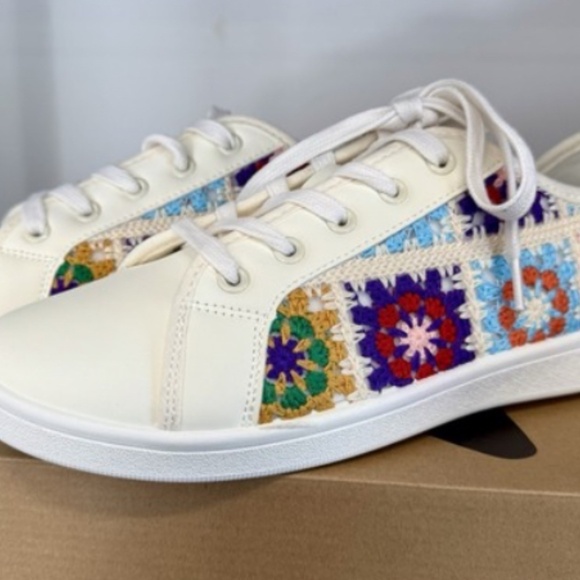 Dirty Laundry Women's Rambling Crochet White Sneakers Multi Color Blue Red Green - Picture 2 of 2
